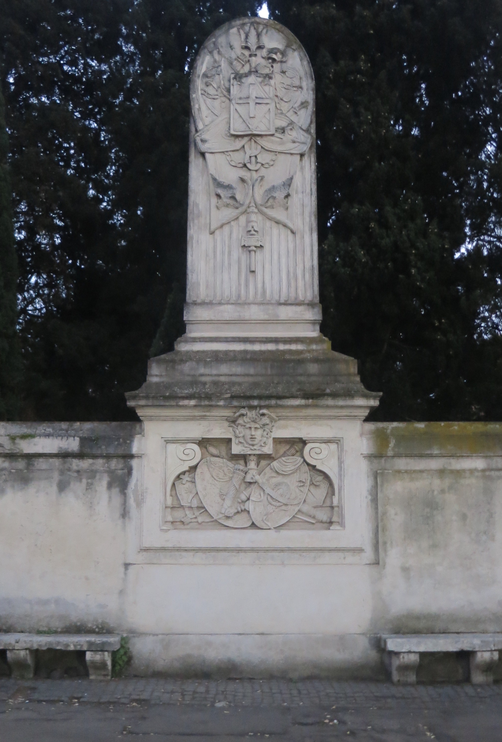 Fotografie einer Stele des Piazza dei Cavalieri di Malta in Rom 